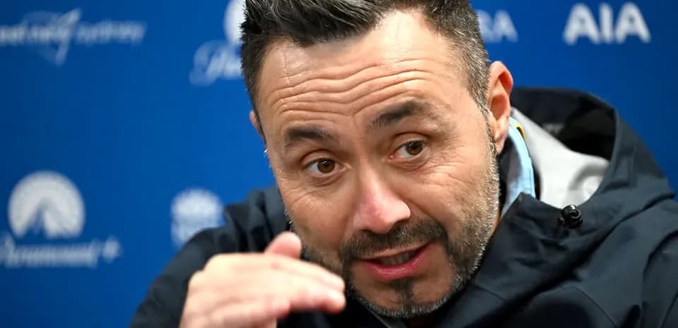 Entrenador hablando en rueda de prensa