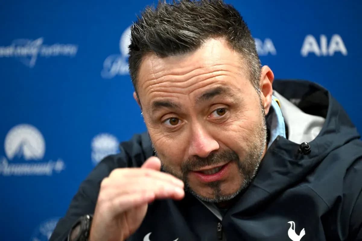 Entrenador hablando en rueda de prensa