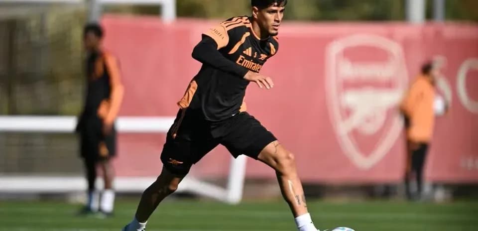 Jugador entrenando con balón en el campo