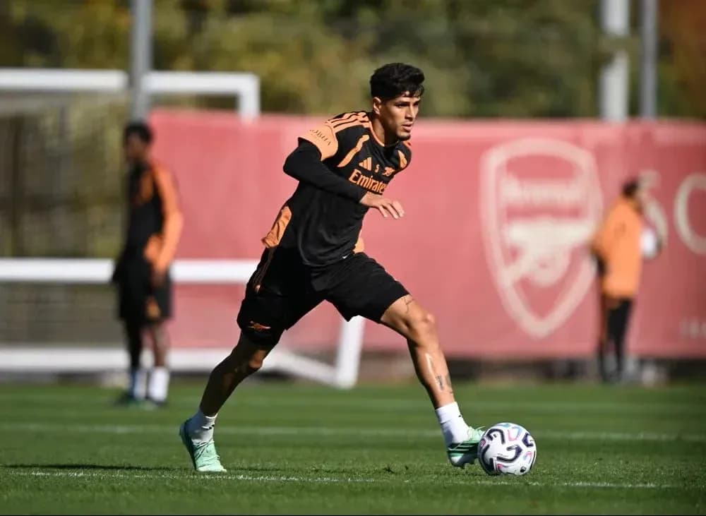 Jugador entrenando con balón en el campo