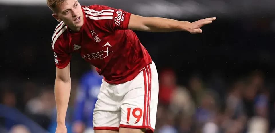 Jugador de Nottingham Forest en acción durante partido