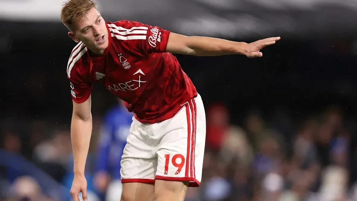 Jugador de Nottingham Forest en acción durante partido