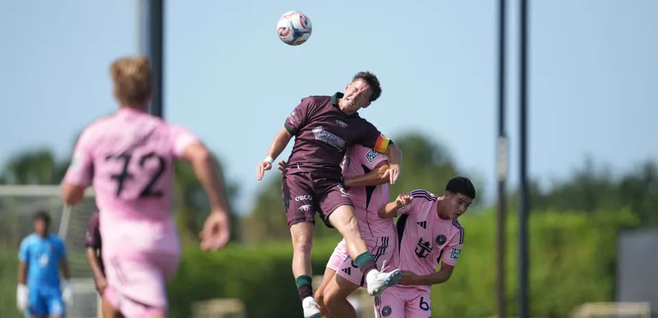 Jugador saltando para cabecear el balón