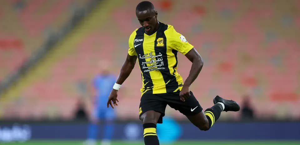 Jugador de Ittihad lanzando el balón en el campo