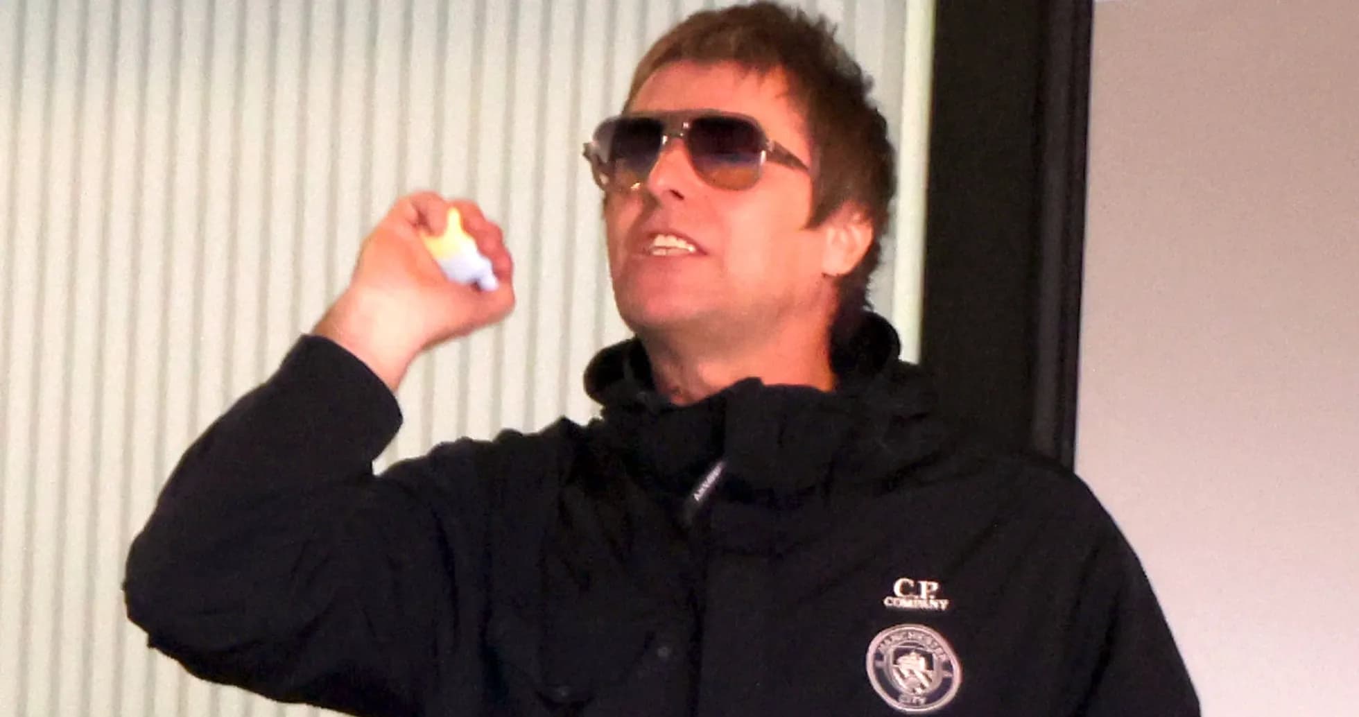 Hombre con gafas de sol hablando en un evento