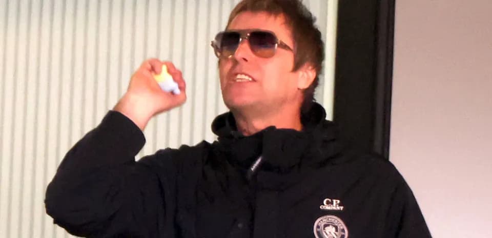 Hombre con gafas de sol hablando en un evento
