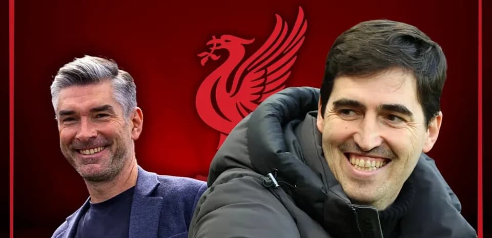 Entrenadores sonriendo frente al logo de Liverpool