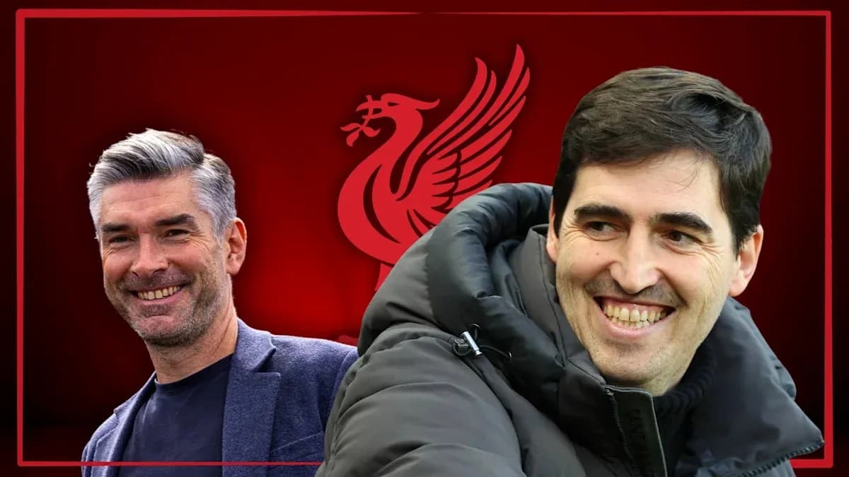 Entrenadores sonriendo frente al logo de Liverpool