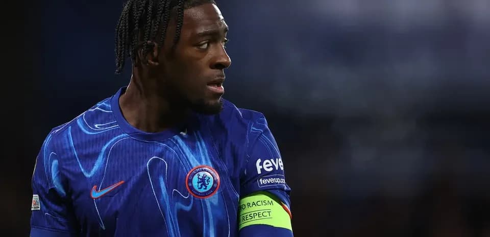 Jugador de Chelsea con camiseta azul durante el partido
