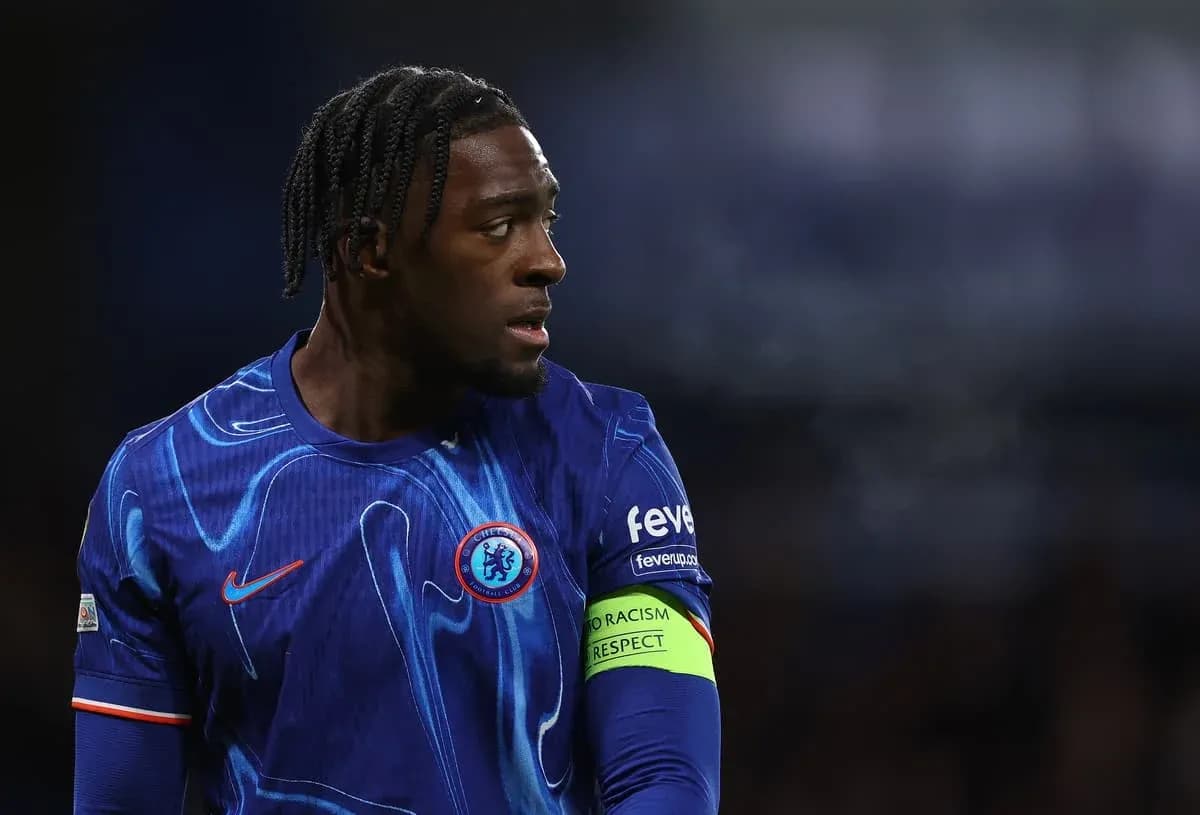 Jugador de Chelsea con camiseta azul durante el partido