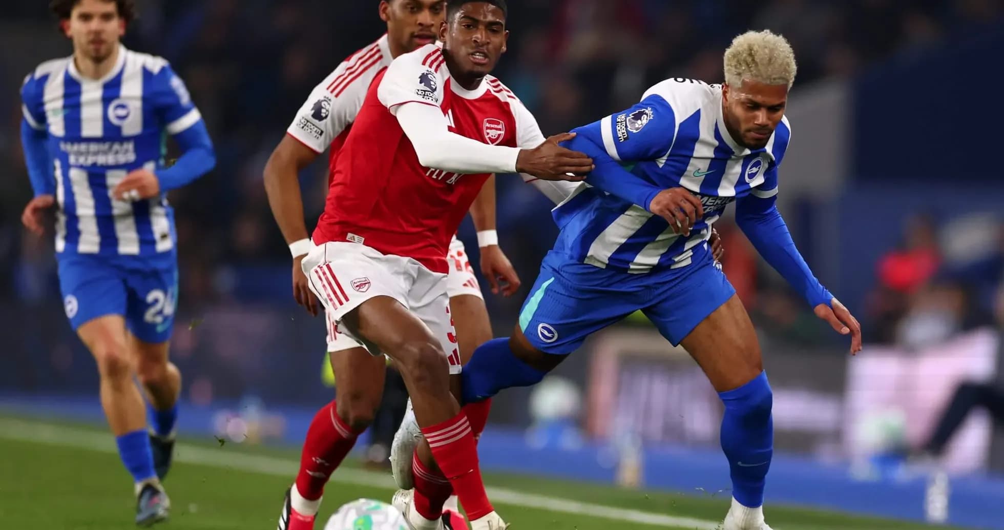 Jugador de Brighton compitiendo por el balón