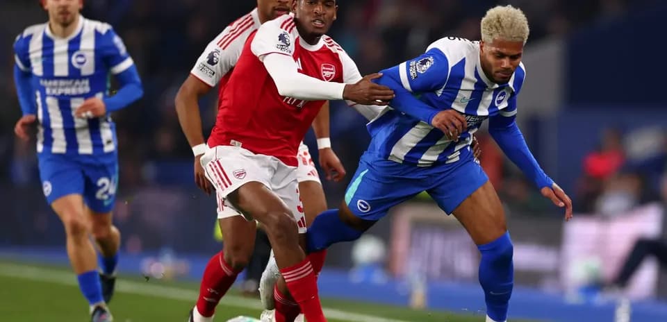 Jugador de Brighton compitiendo por el balón