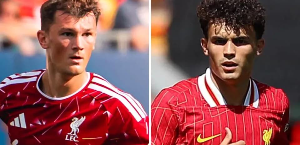 Dos jugadores de Liverpool en uniforme durante partido