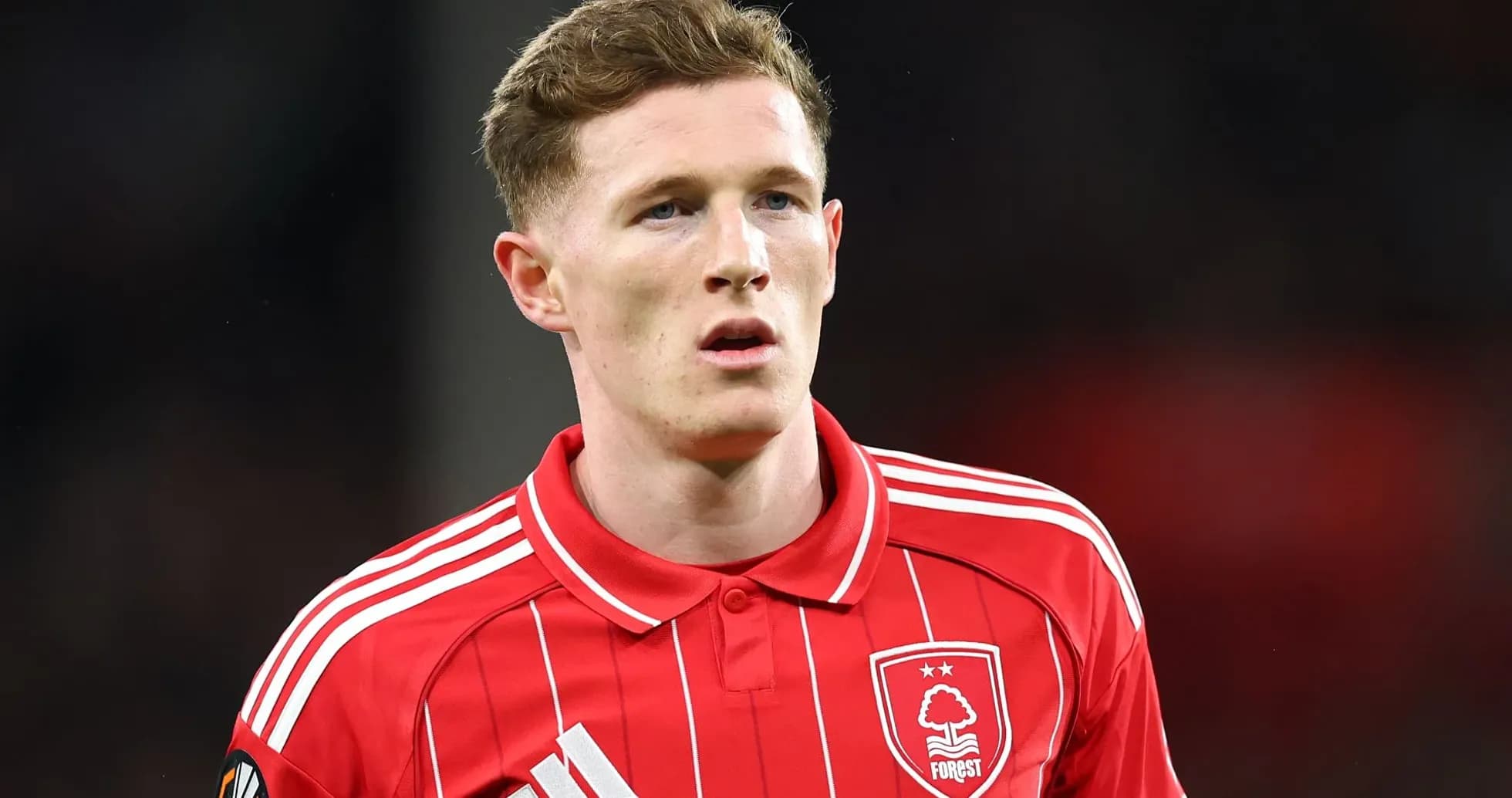 Jugador de Nottingham Forest en uniforme rojo