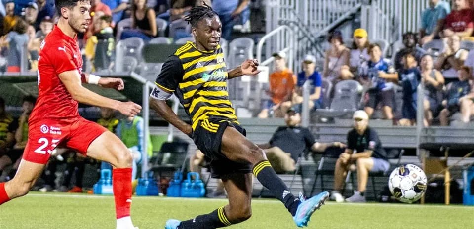 Jugador del Pittsburgh Riverhounds golpeando el balón