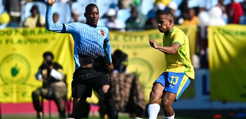 Jugador de amarillo intentando pasar a oponente en partido