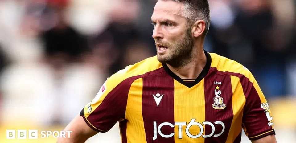 Jugador de Bradford City corriendo en el campo