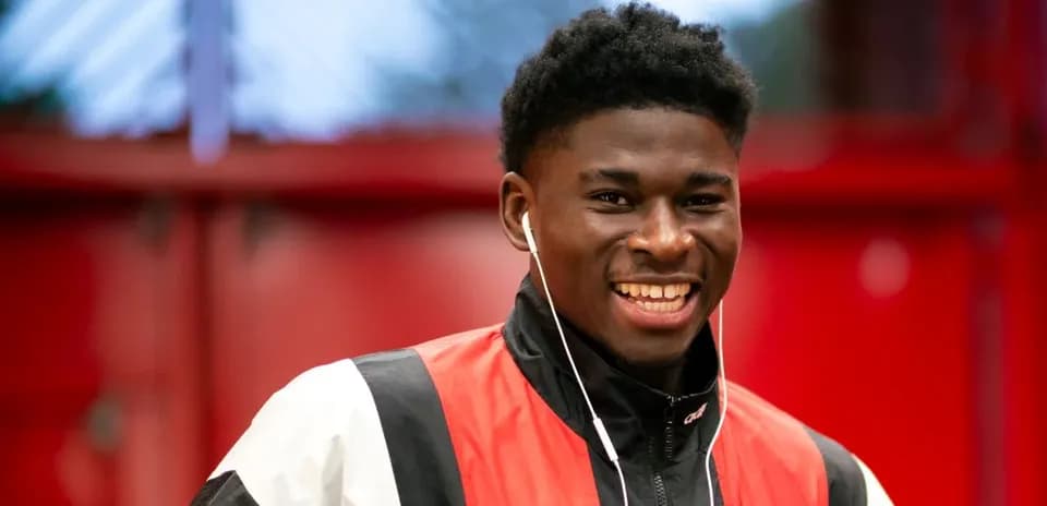 Jugador sonriendo con auriculares en vestuario