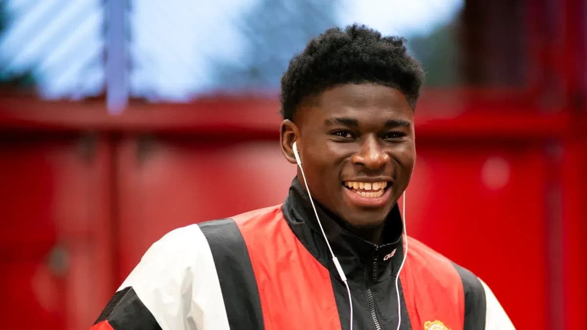 Jugador sonriendo con auriculares en vestuario