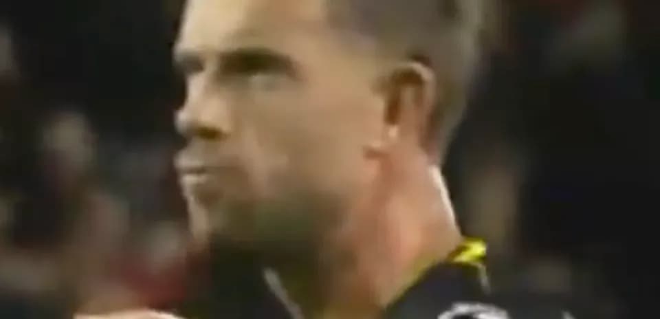 Jugador mostrando expresión concentrada en el campo