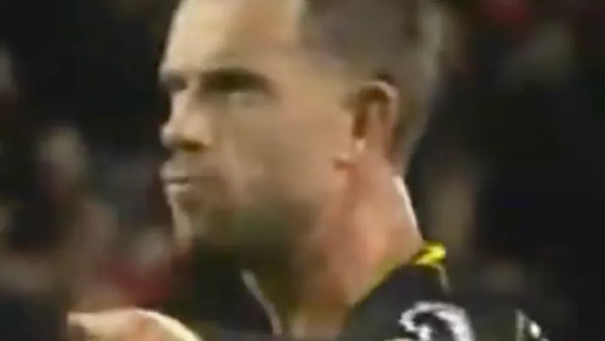 Jugador mostrando expresión concentrada en el campo