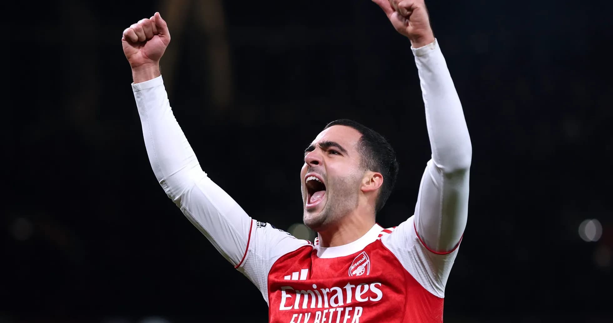 Jugador de Arsenal celebrando con los brazos en alto