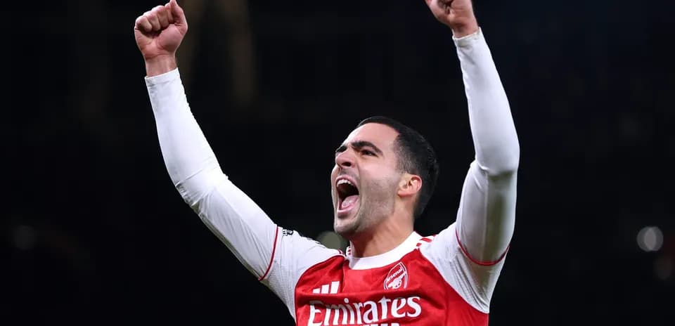 Jugador de Arsenal celebrando con los brazos en alto