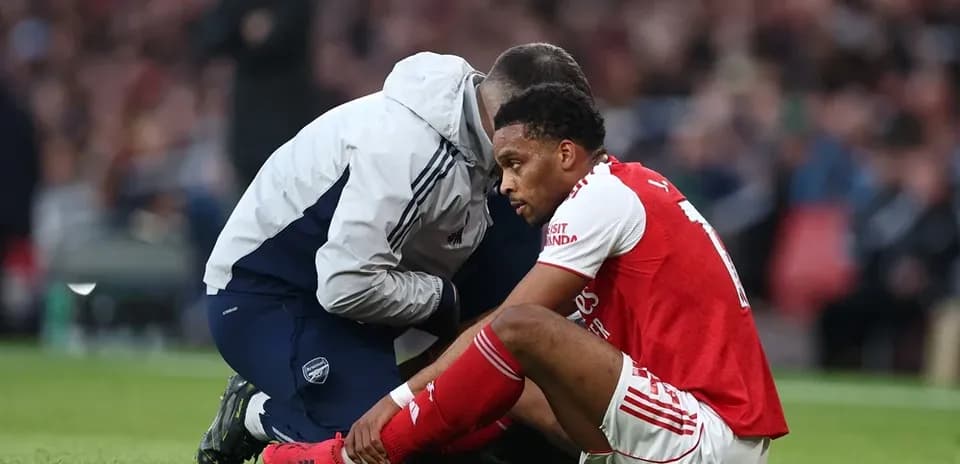 Jugador de Arsenal siendo atendido por el médico