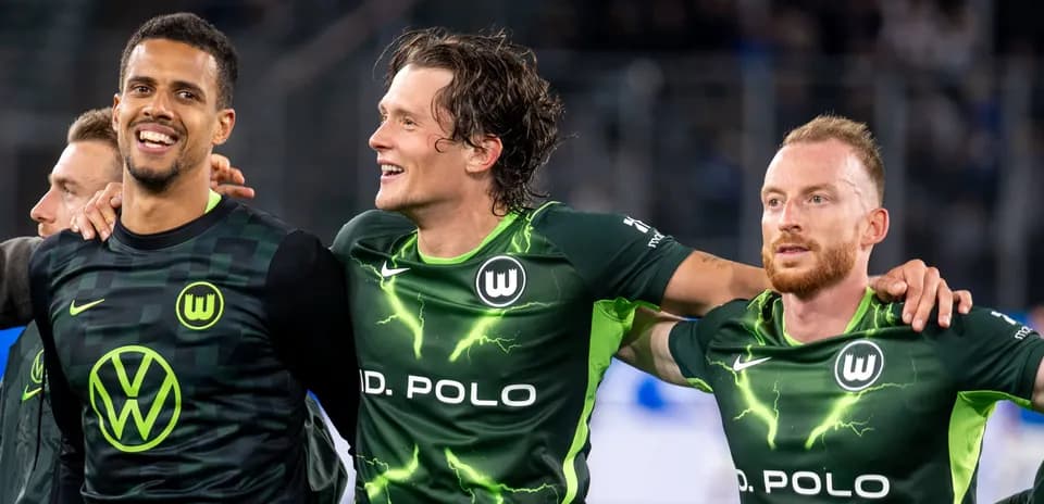 Jugadores de Wolfsburg celebrando en el campo