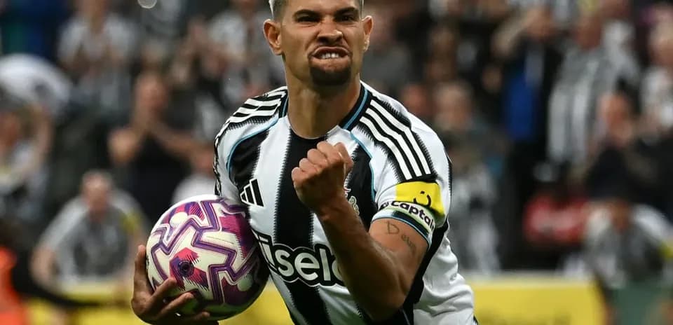 Jugador celebrando con balón durante partido de fútbol