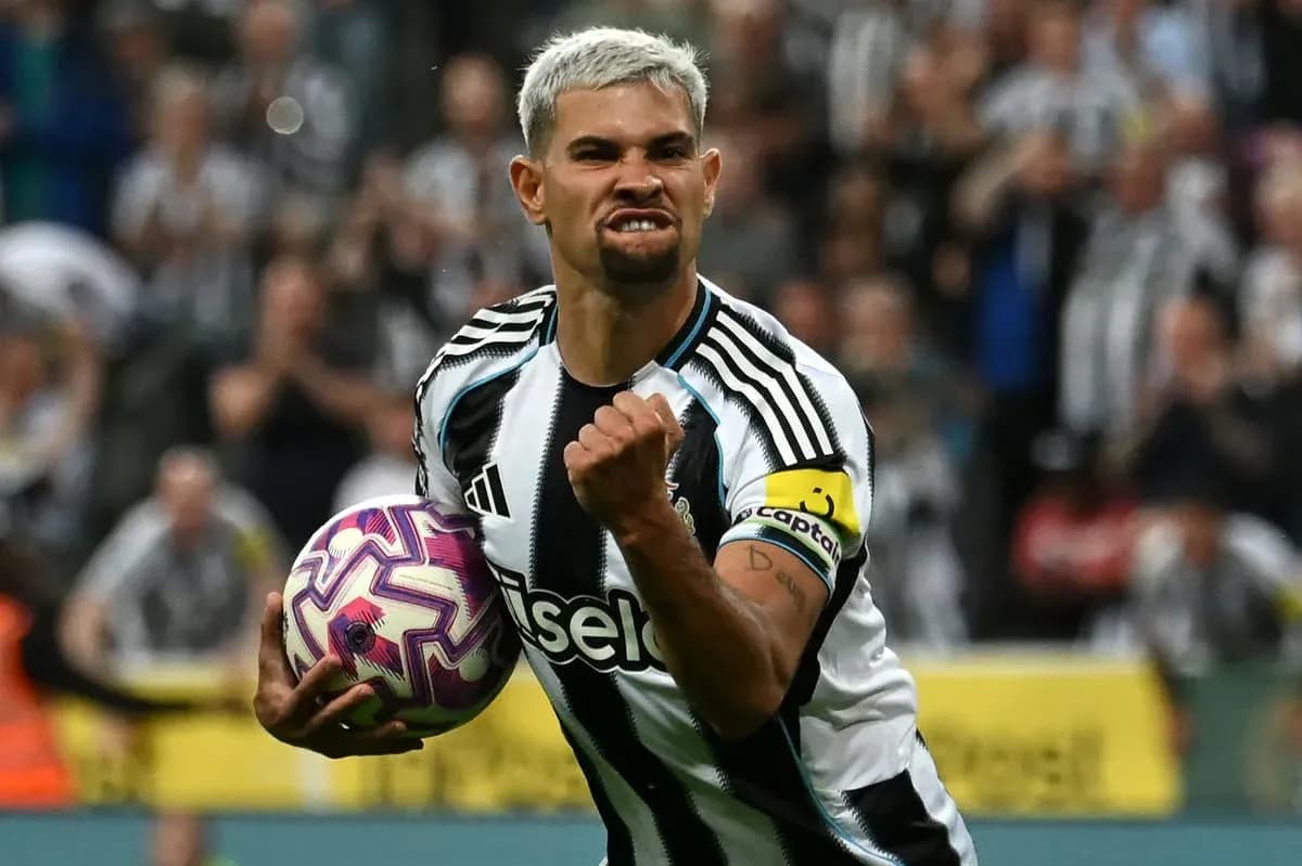 Jugador celebrando con balón durante partido de fútbol