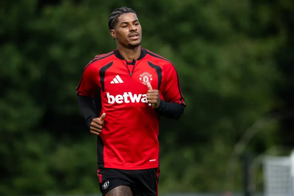 Jugador de Manchester United corriendo durante entrenamiento
