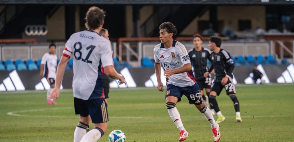 Jugadores de Real Monarchs en el partido