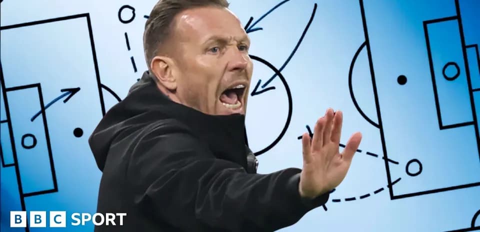 Entrenador dando instrucciones con tácticas de fondo