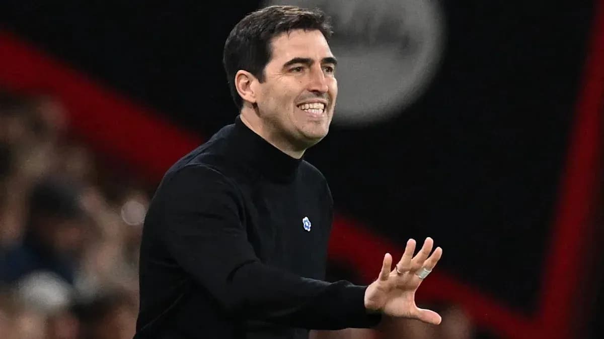 Entrenador gesticulando durante un partido