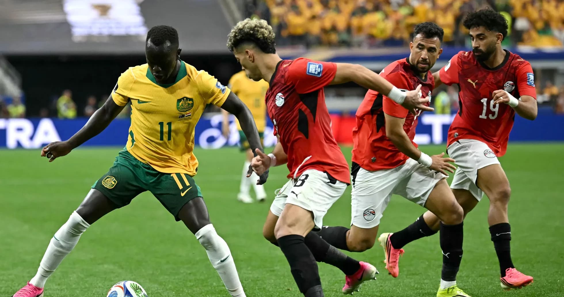 Jugadores de Australia y Egipto disputando el balón