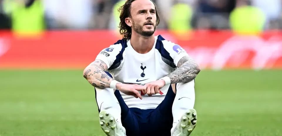 Jugador de Tottenham sentado en el campo tras el partido