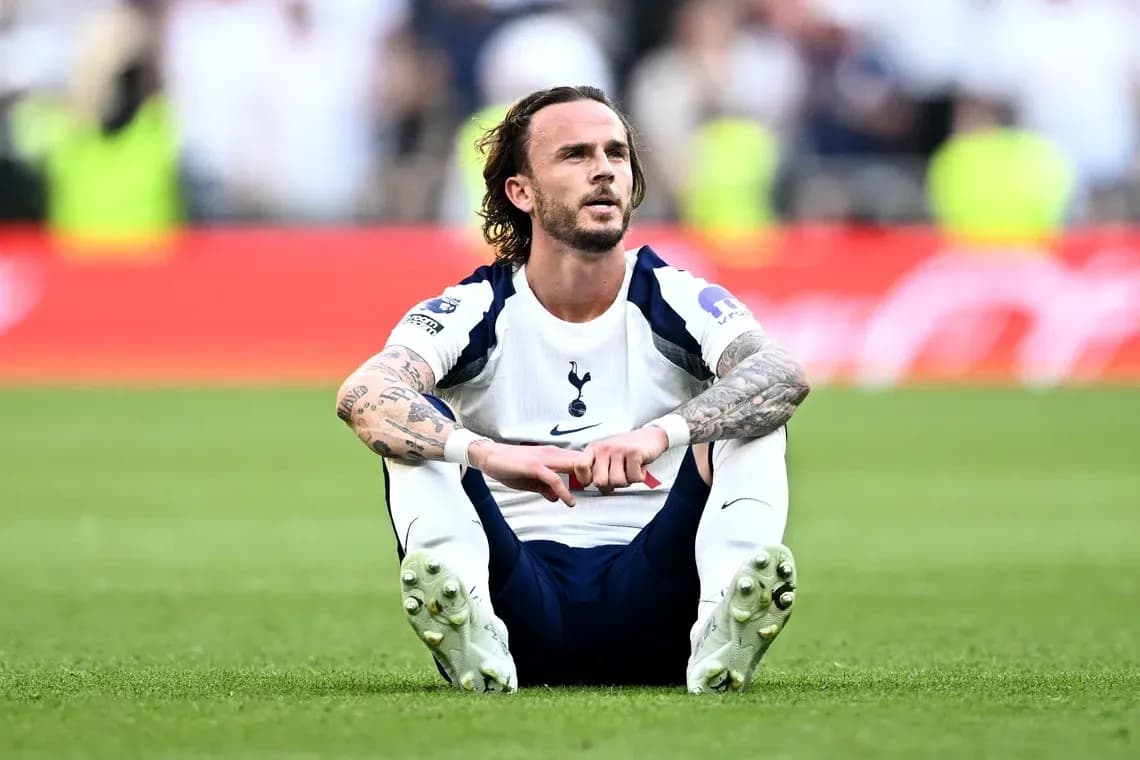 Jugador de Tottenham sentado en el campo tras el partido