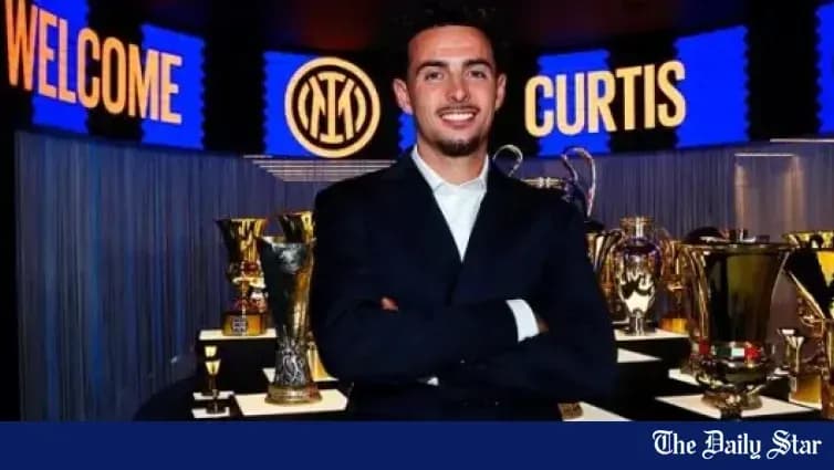 Jugador posando con trofeos en presentación oficial