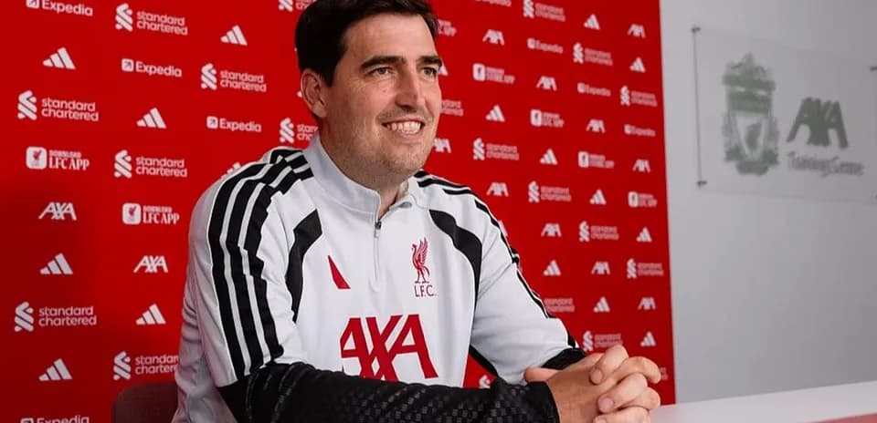 Entrenador en conferencia de prensa en Liverpool FC