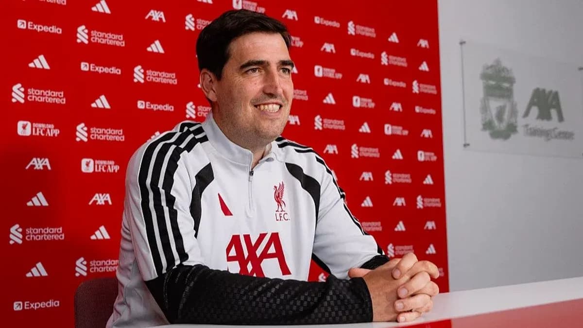 Entrenador en conferencia de prensa en Liverpool FC