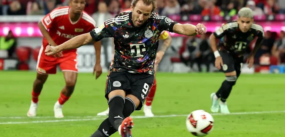 Jugador ejecutando un penalti en un partido