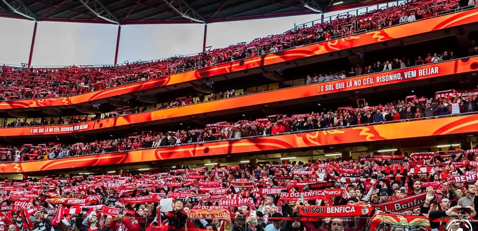 Aficionados de Benfica con bufandas en el estadio