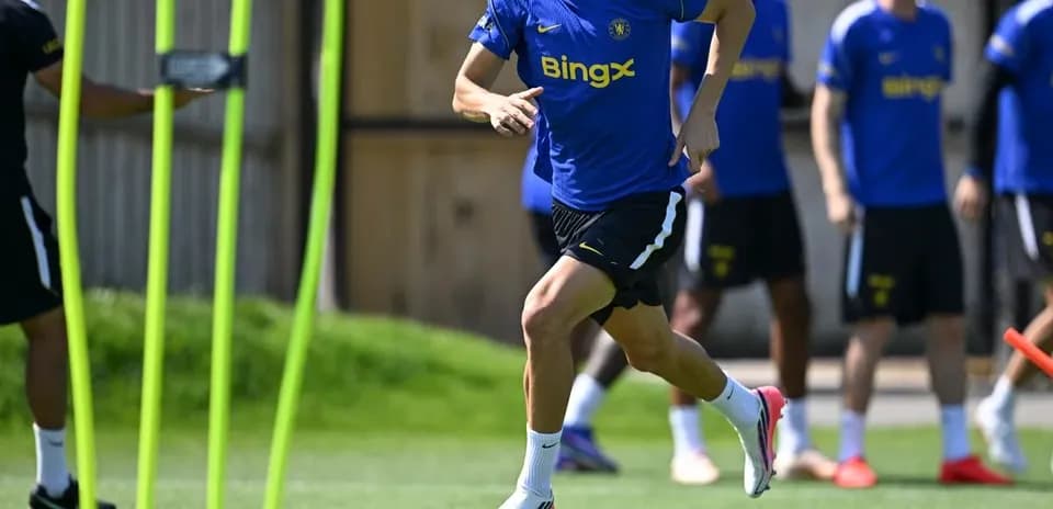 Jugador corriendo en entrenamiento con conos de agilidad