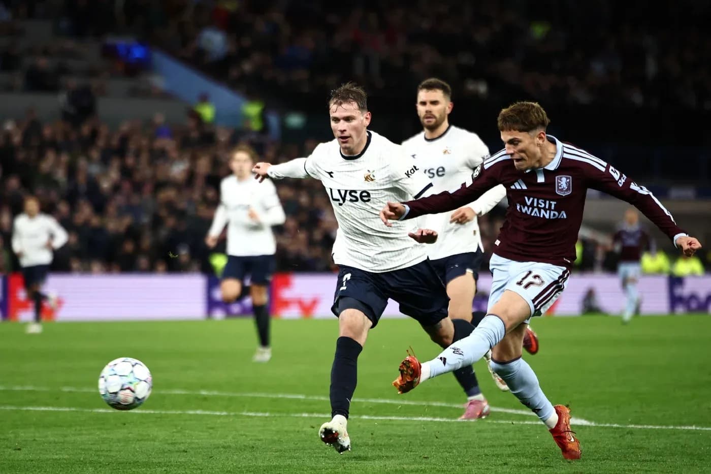 Jugador de Aston Villa en acción durante el partido