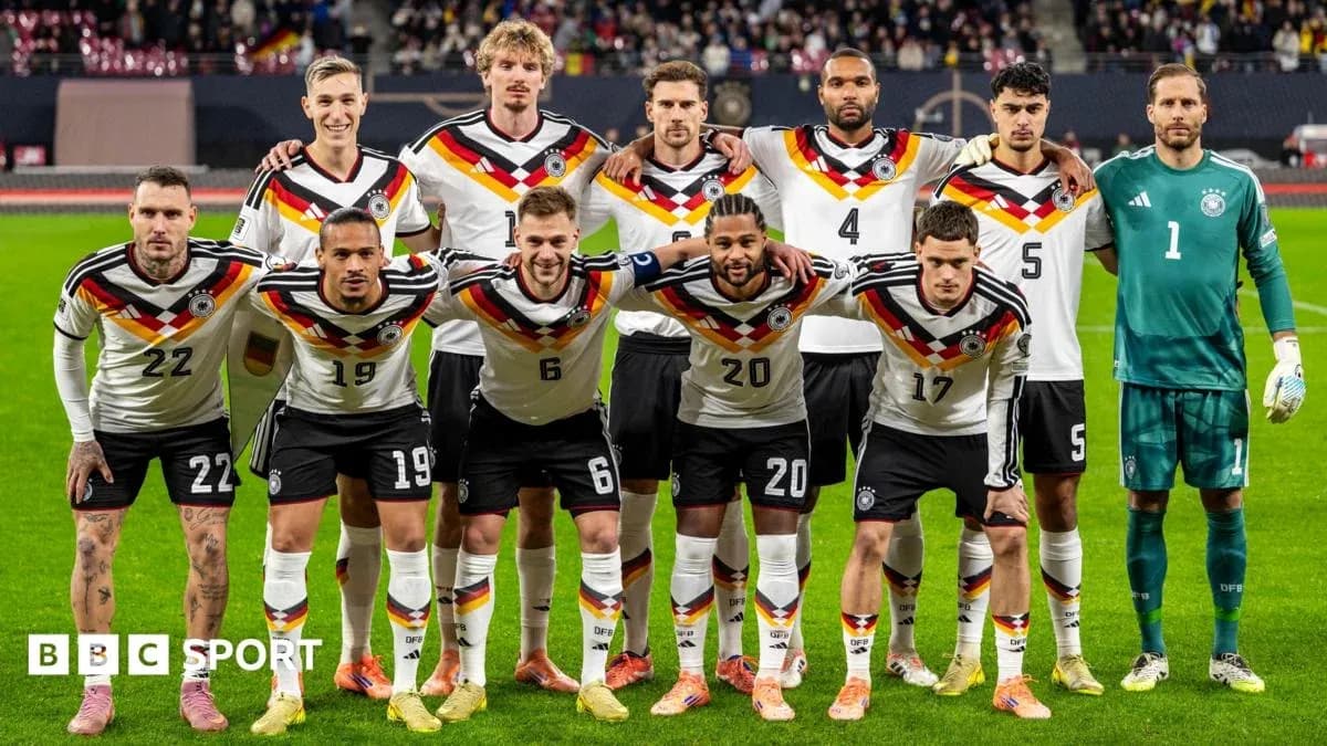 Equipo de fútbol de Alemania posando en el campo