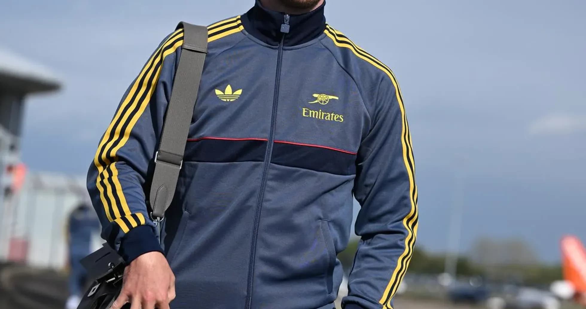 Jugador caminando con ropa deportiva y bolso