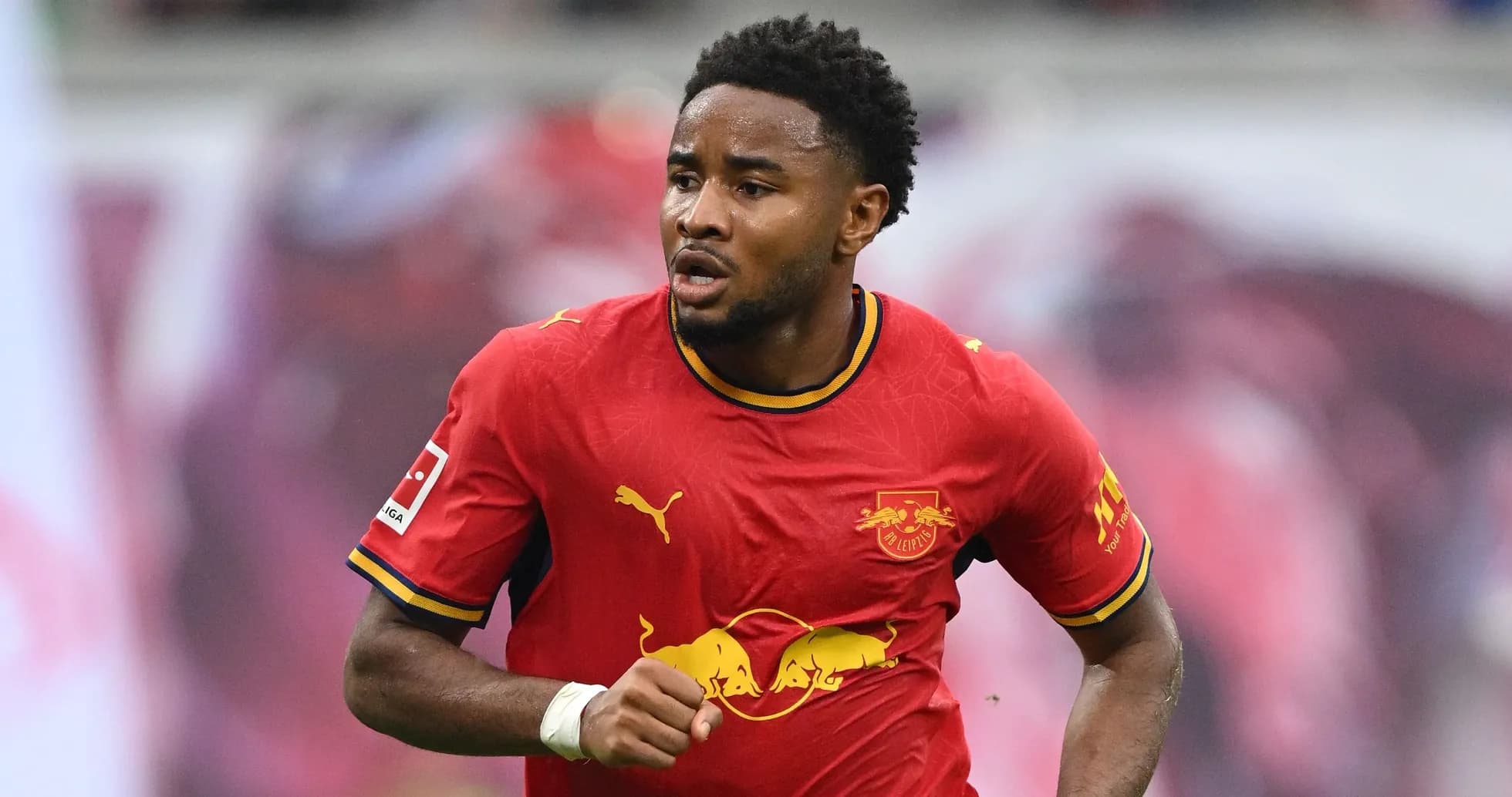 Jugador corriendo con camiseta del RB Leipzig