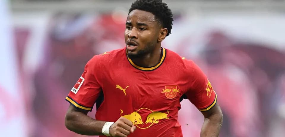 Jugador corriendo con camiseta del RB Leipzig