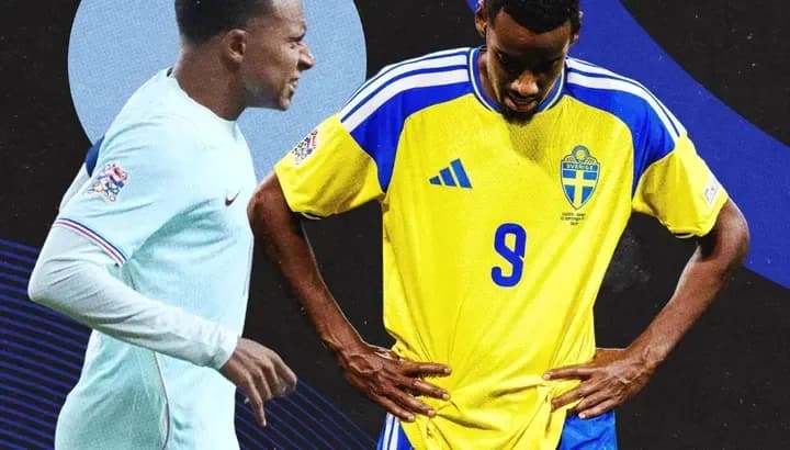 Jugadores en acción durante partido de fútbol